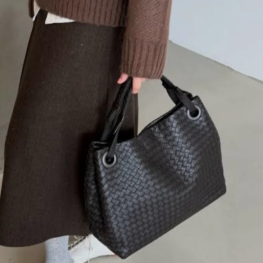 BOTTEGA VENETA Intrecciato Tote Bag Medium Bella Garda Nappa Leather Black Woven
